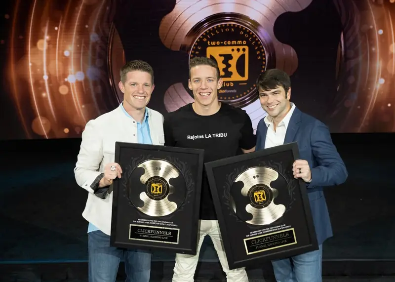 Jean Hollaender avec trophée Two Comma Club 1 M$
